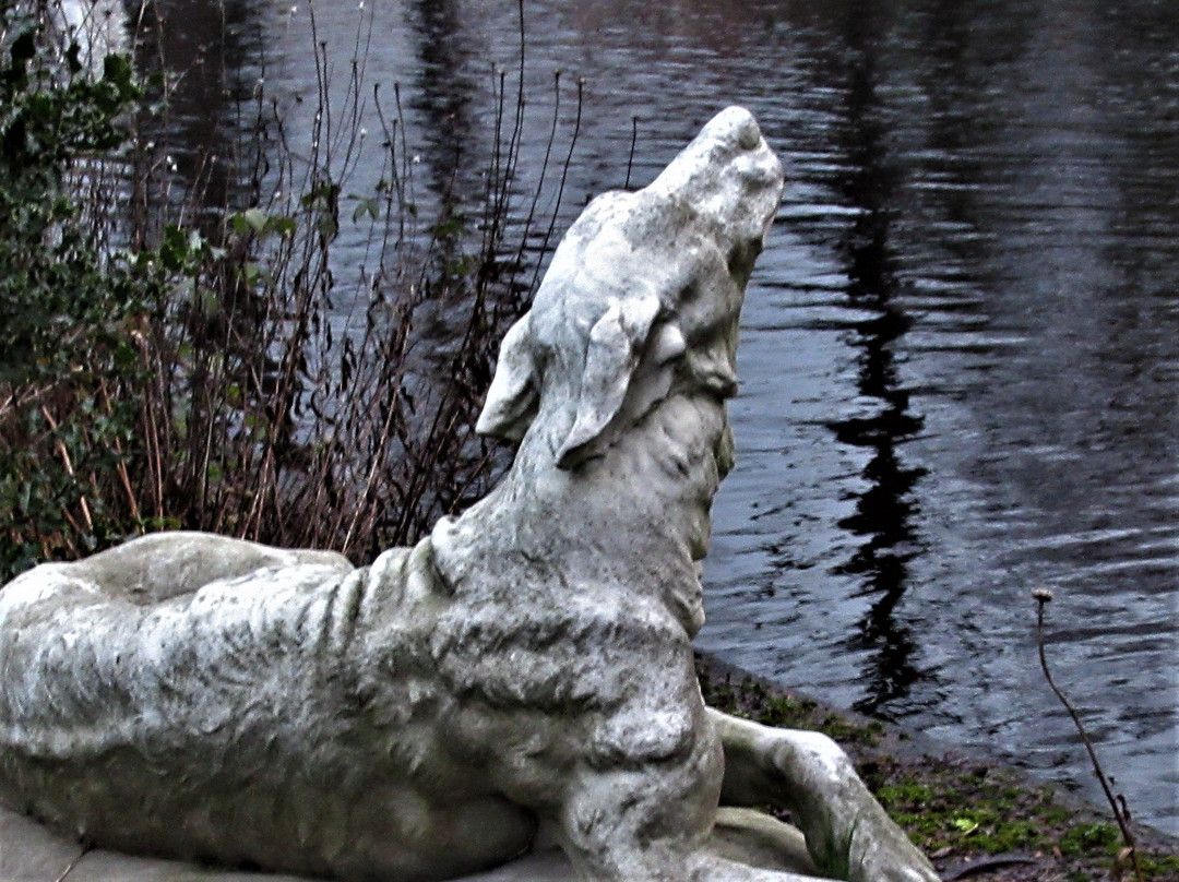 Chien hurlant à la lune-Choisy-le-roi必去景点