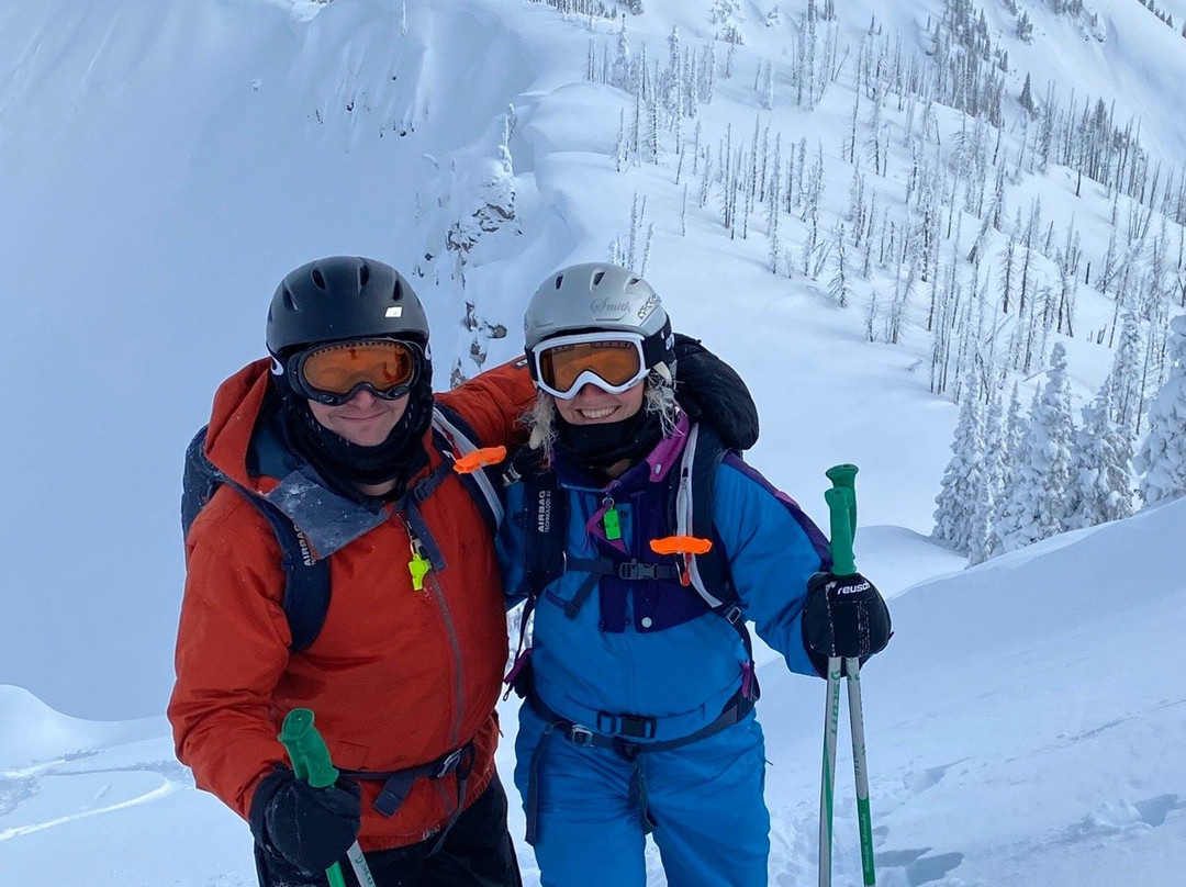 Selkirk Tangiers Heli Skiing-雷夫尔斯托克必去景点