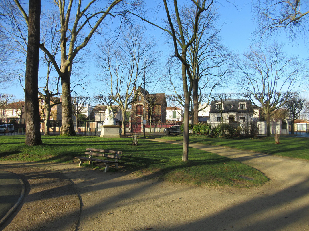 Square Victor Basch-圣莫代福塞必去景点