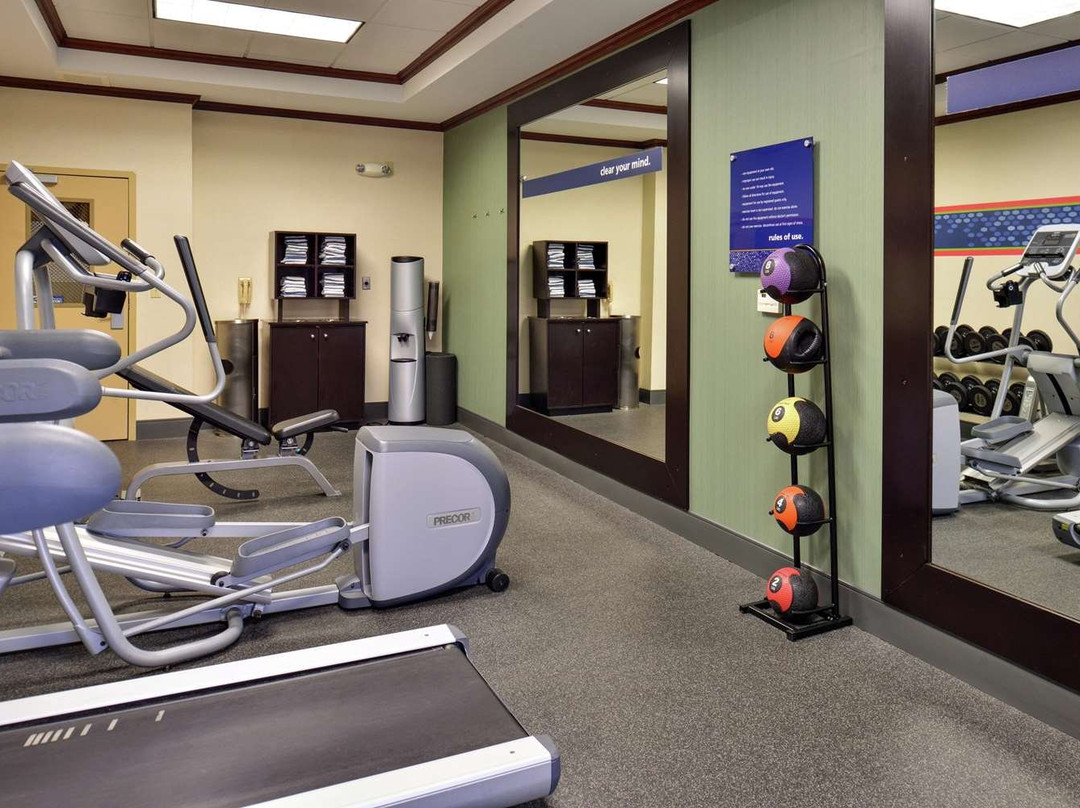 哈里森希尔顿恒庭酒店主图