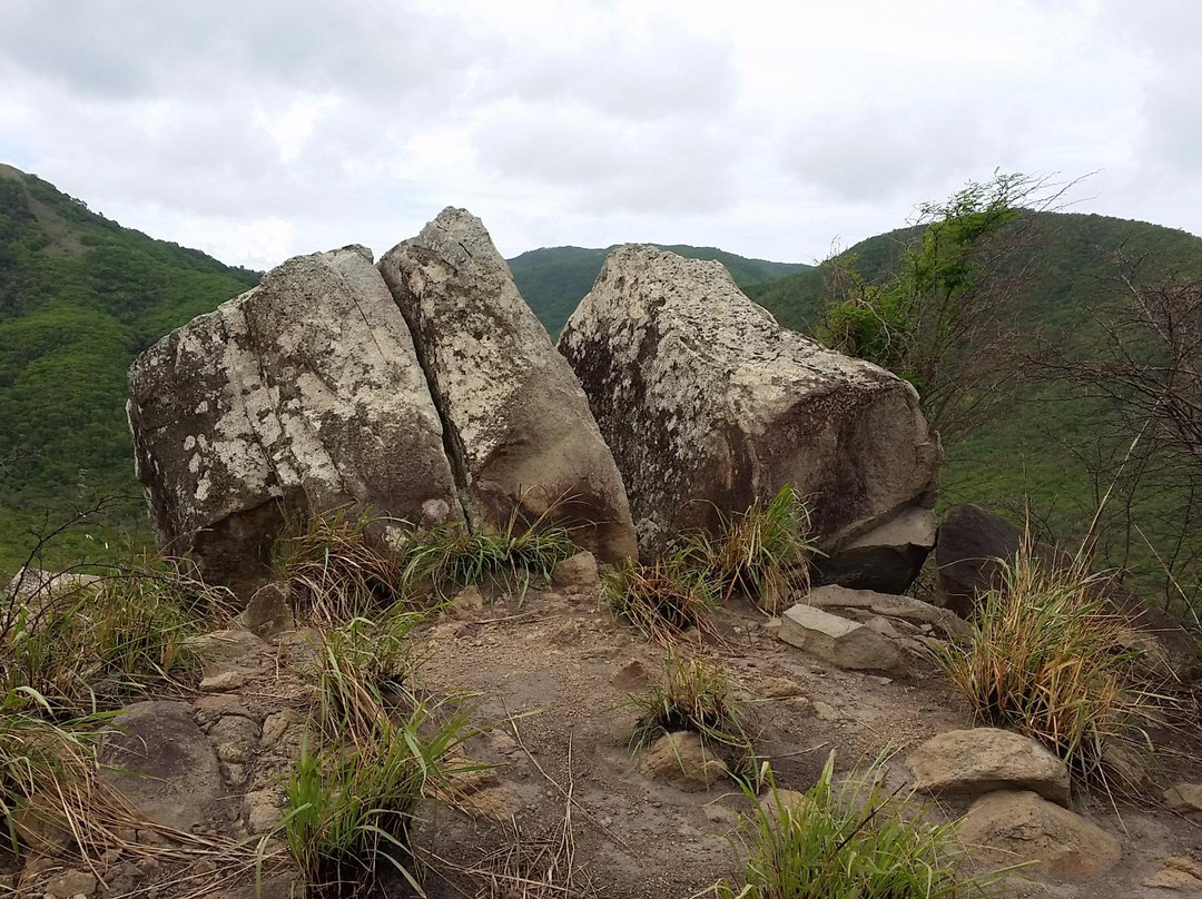 Megaliths Of Greencastle Hill景点图片