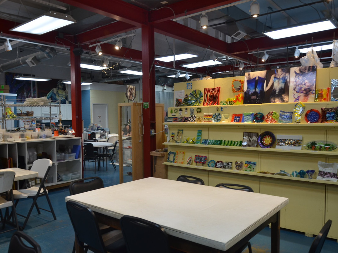 The Glass Palette - Interactive Glass Art Studio-夏洛茨维尔必去景点