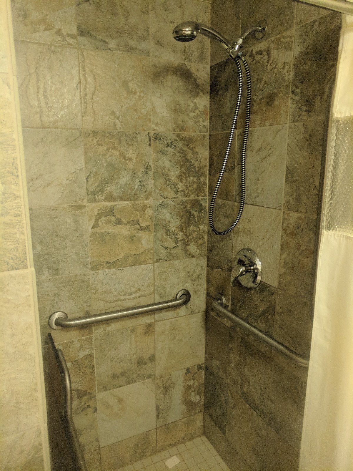AmericInn by Wyndham Chamberlain Conference Center-浴室