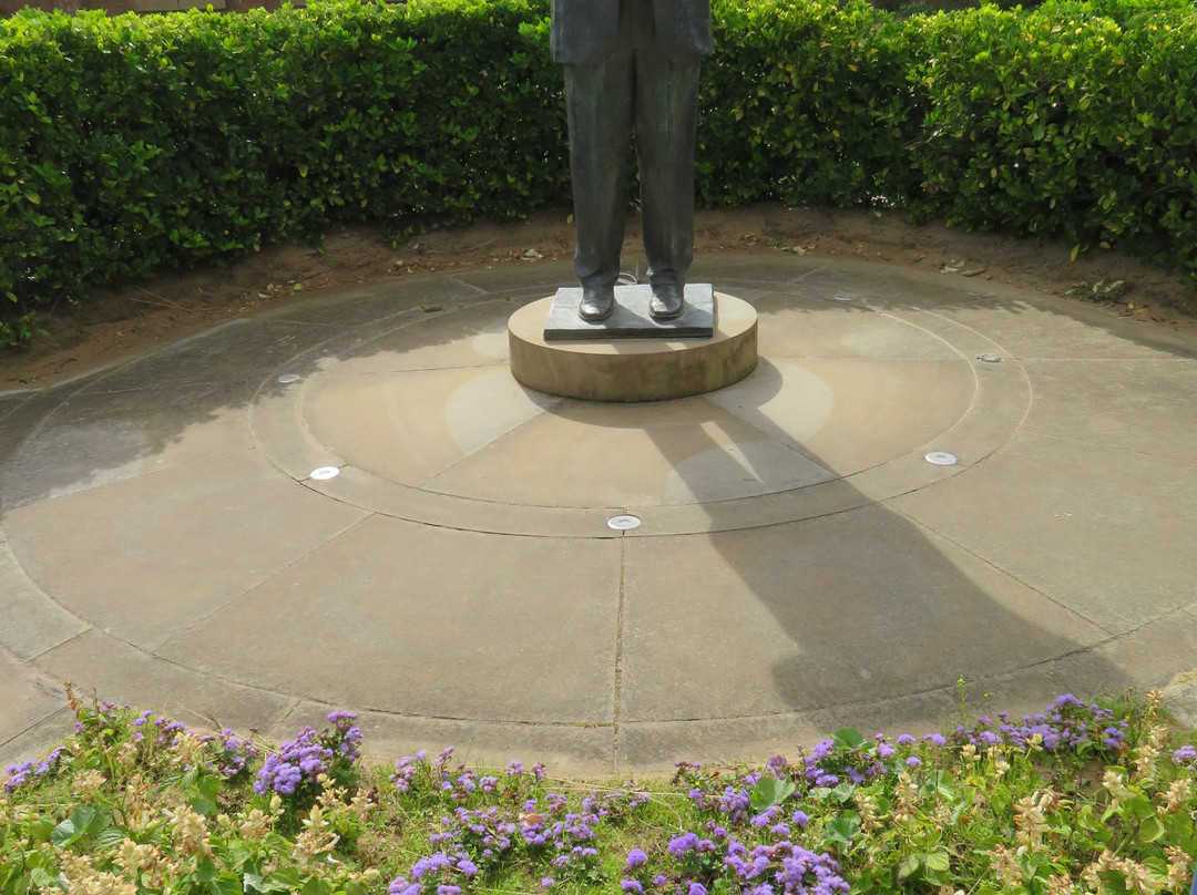 Les Dawson Memorial Statue景点图片