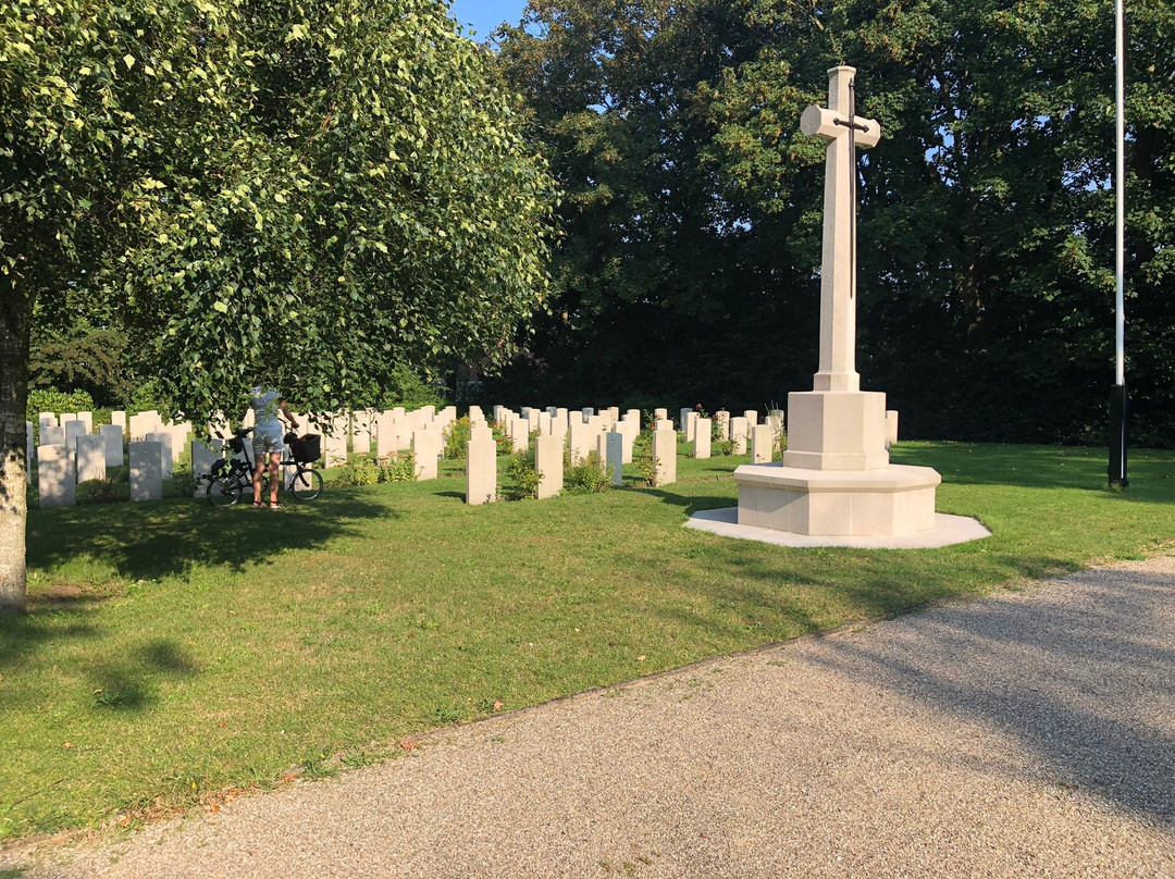 War Cemetery Den Burg-登堡必去景点
