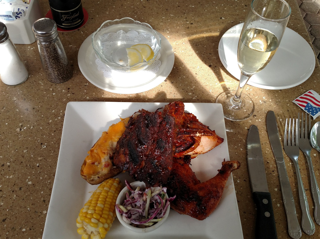 Bass Lake Taverne & Inn主图