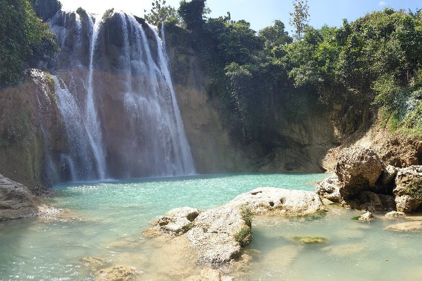 Ngelirip Waterfall景点图片