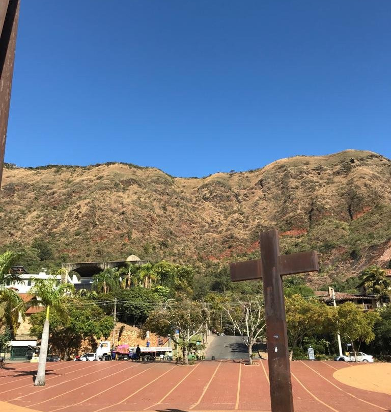 Praca Israel Pinheiro-贝洛哈里桑塔必去景点