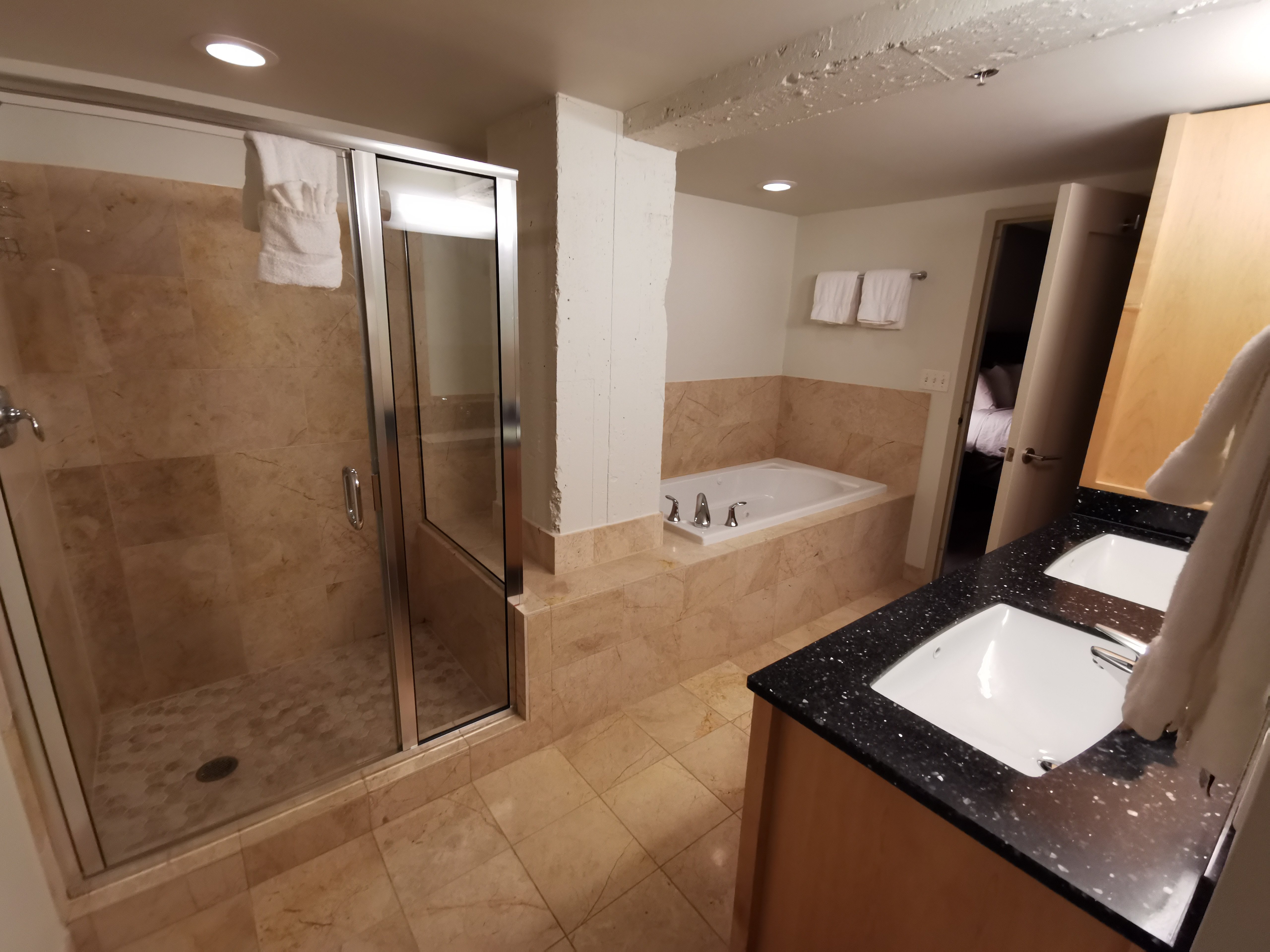 Grand Eastonian Hotel & Suites-浴室
