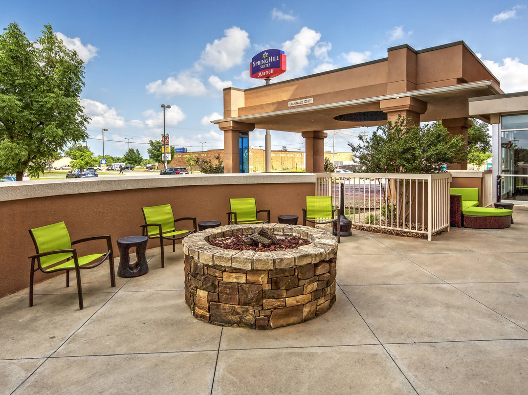 俄克拉荷马城穆尔春季山丘套房酒店主图