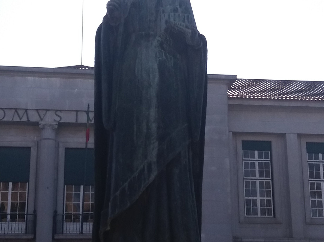 Estatua da Condessa Mumadona Dias-吉马良斯必去景点