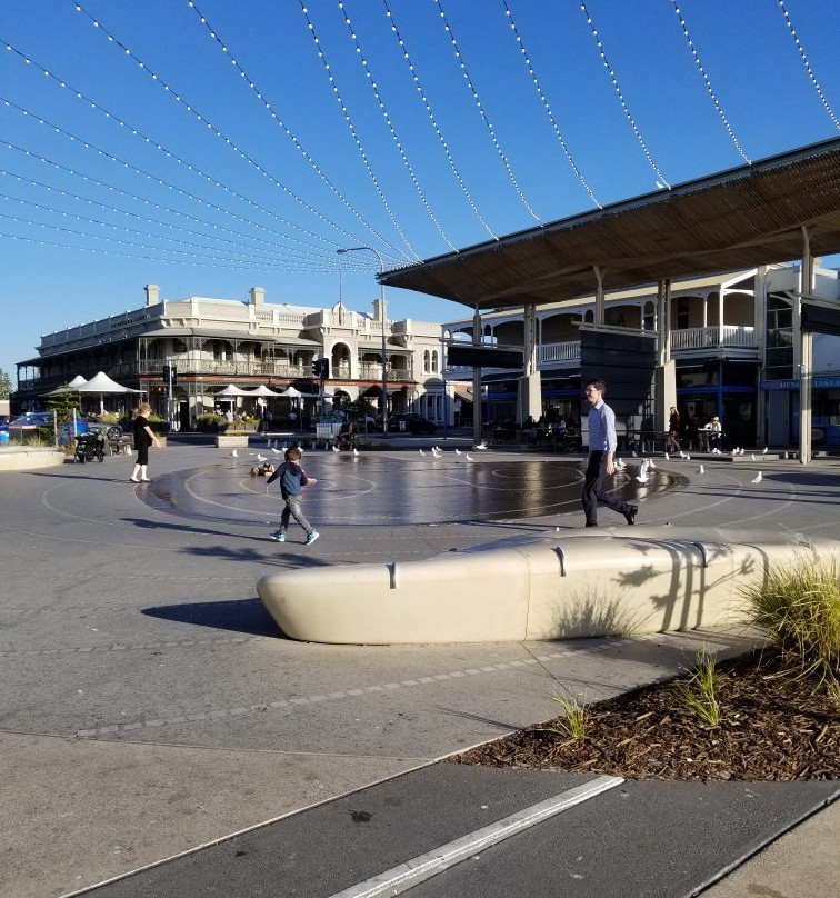 Henley Square景点图片