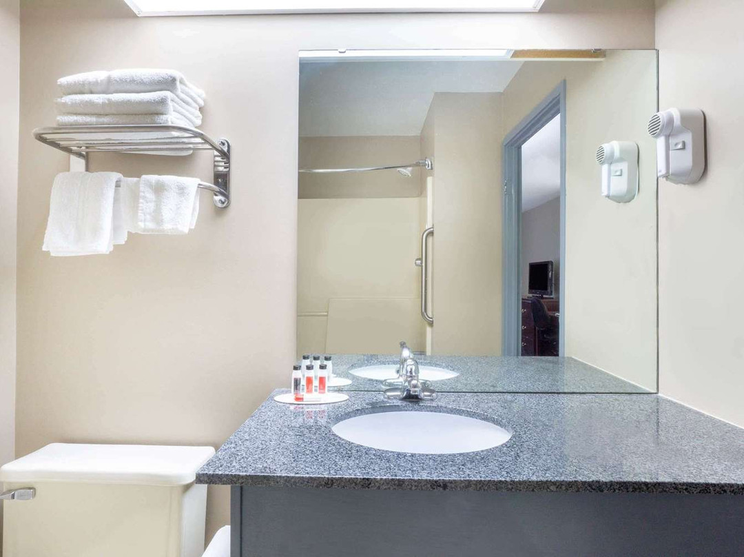 Super 8 by Wyndham Harrison OH主图