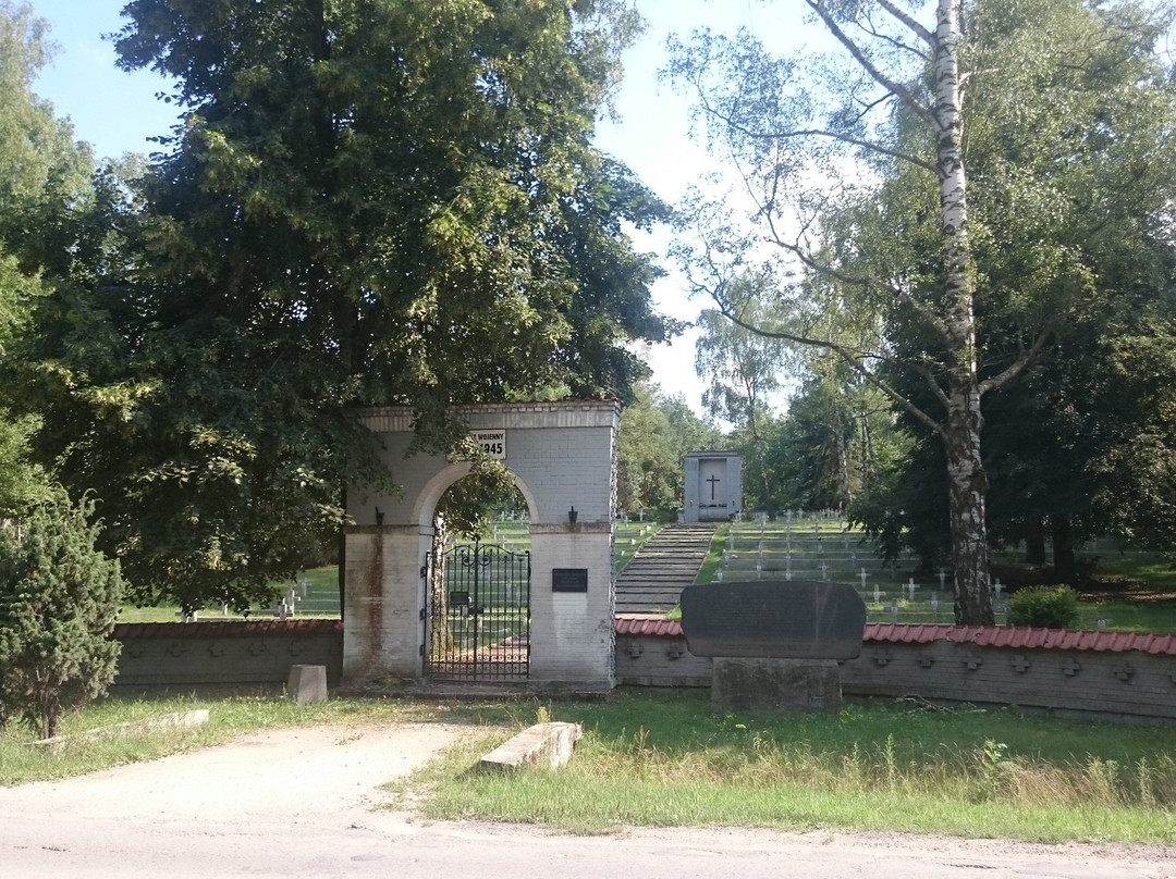 WWII cemetery in Laski景点图片