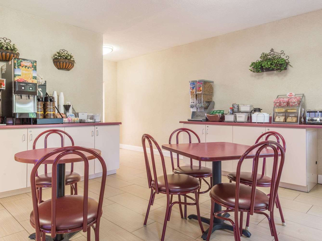 Super 8 by Wyndham St Charles主图