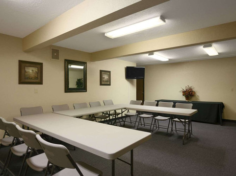 亚历山大明尼苏达州速8酒店主图