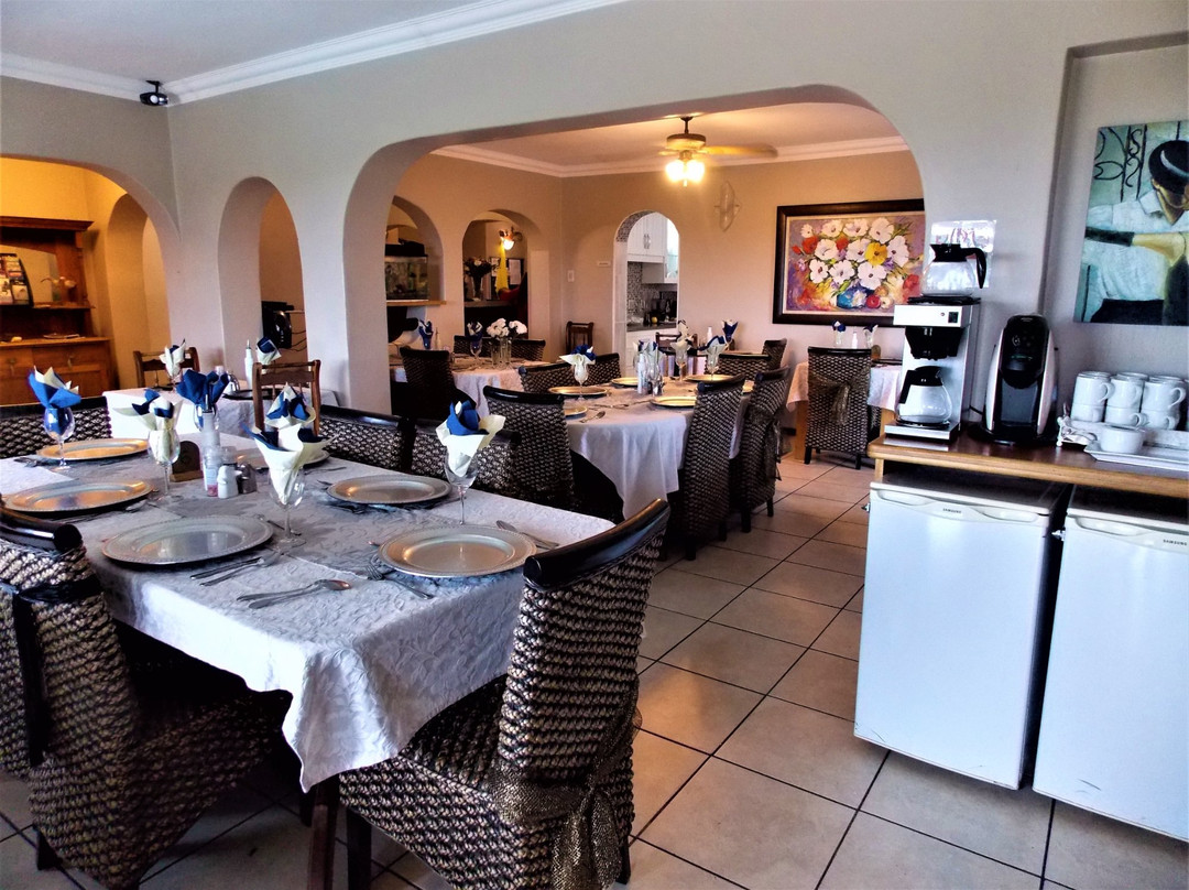 Bluewater Beachfront Guest House主图