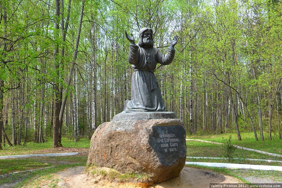 Monument to Serafin Sarovskiy景点图片