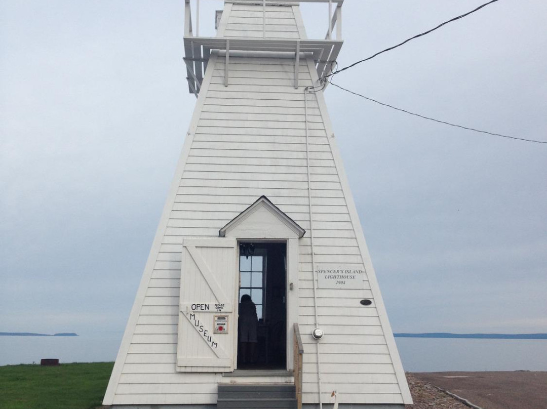 Spencer's Island Lighthouse景点图片