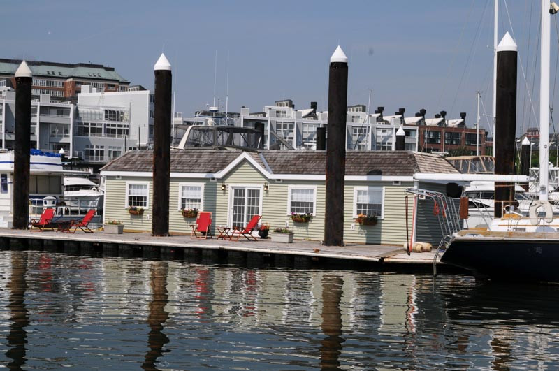 Green Turtle Floating Bed and Breakfast