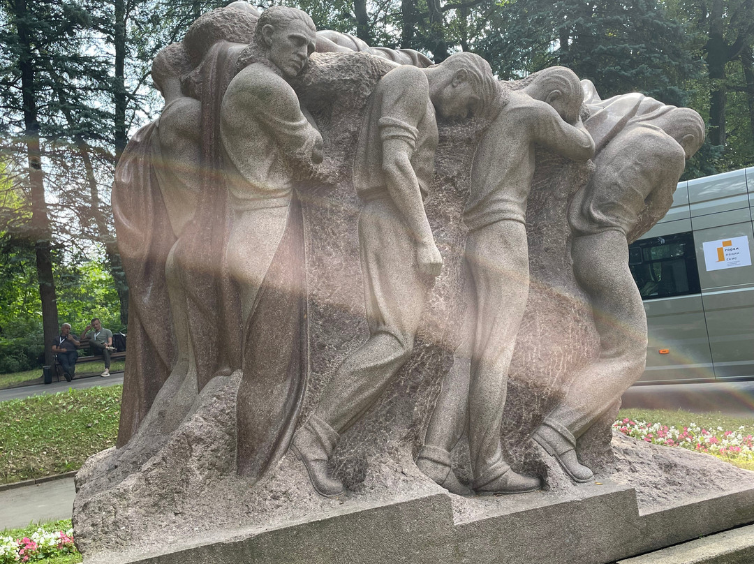Sculptural composition Death of the Leader景点图片