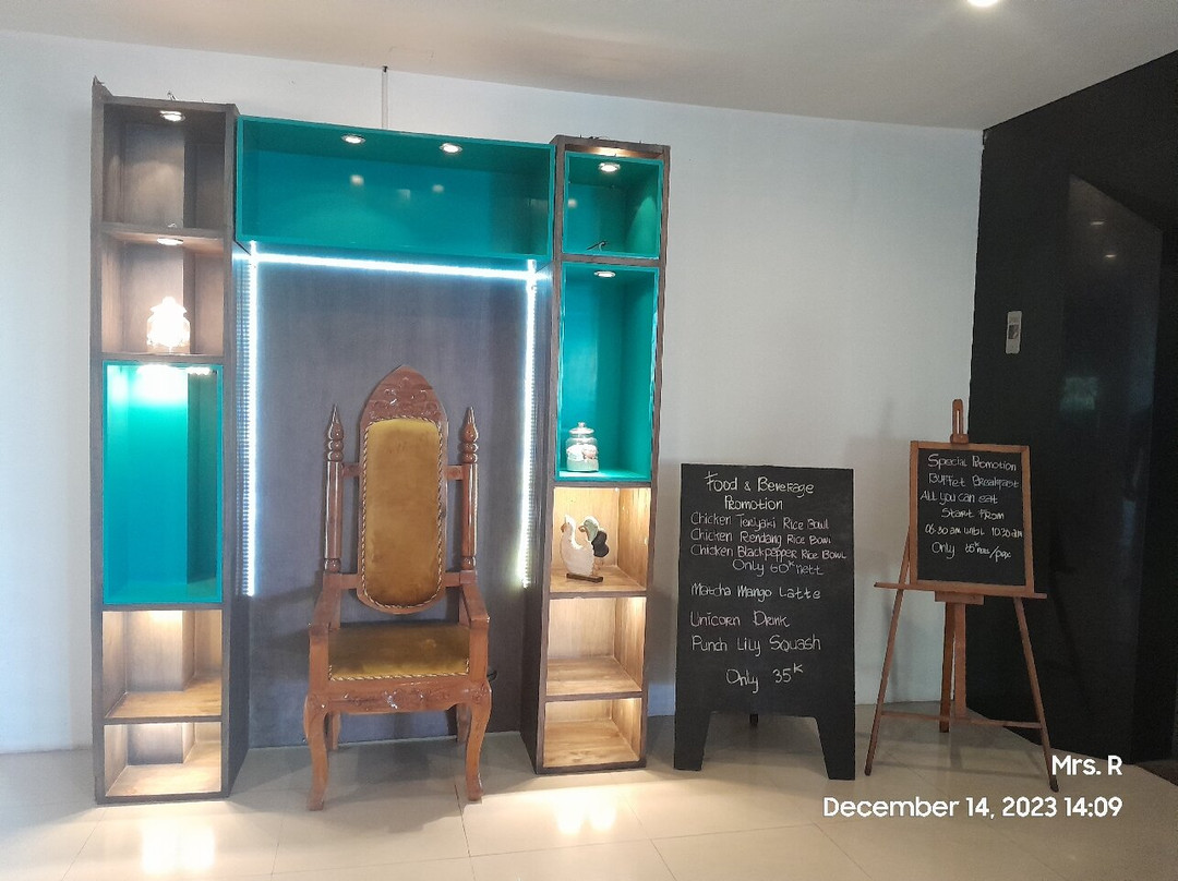 登巴萨金色郁金香基本酒店主图