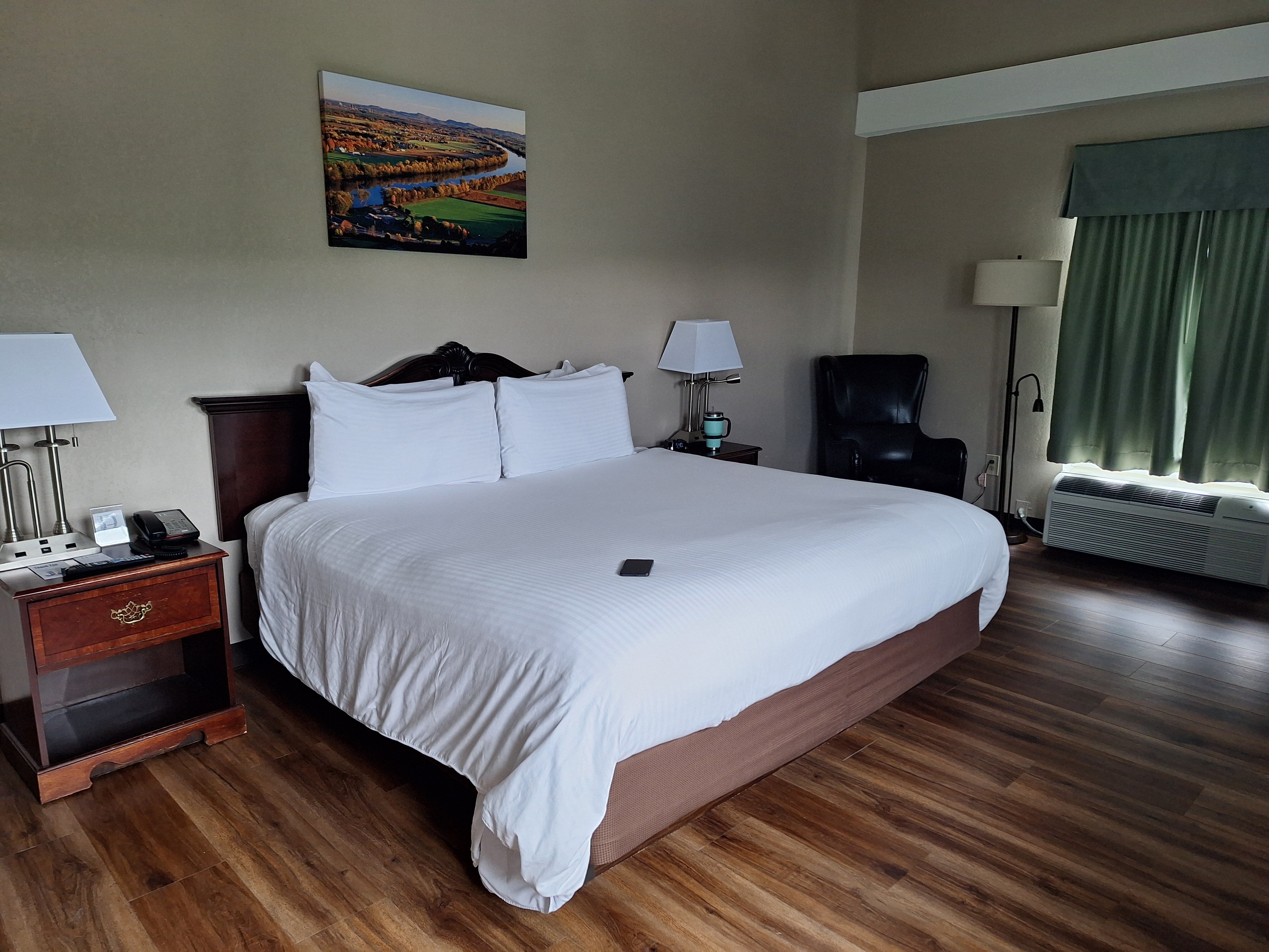 D. Hotel Suites and Spa-客卧