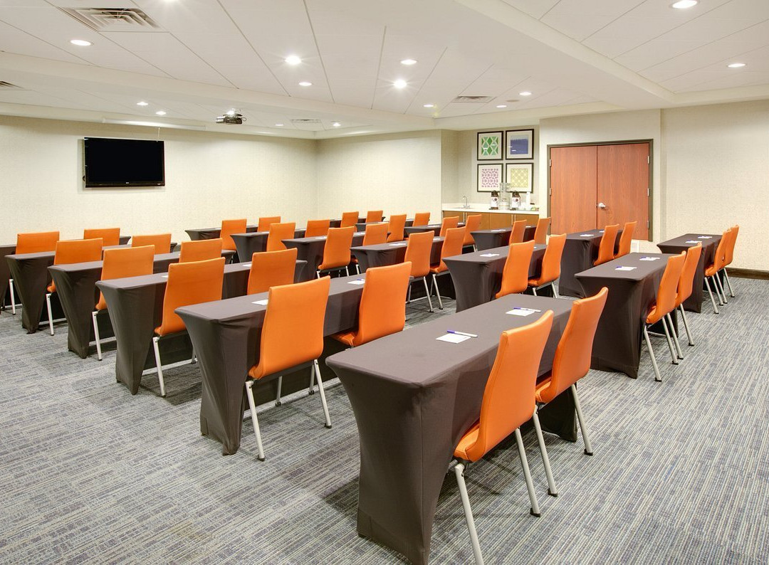 Holiday Inn Express & Suites Denton North By IHG主图