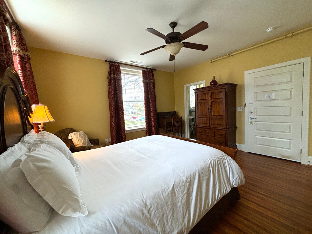 The Grand Lux Inn主图