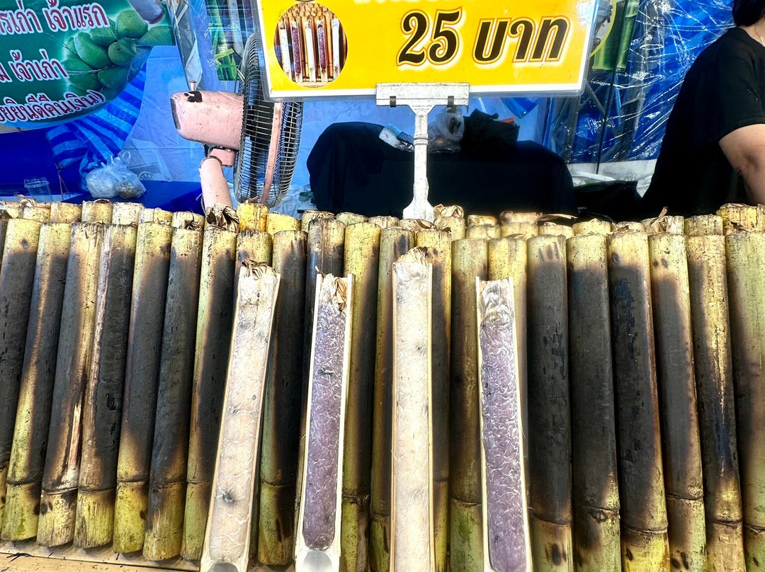 Sunday Night Market-Si Phum必去景点
