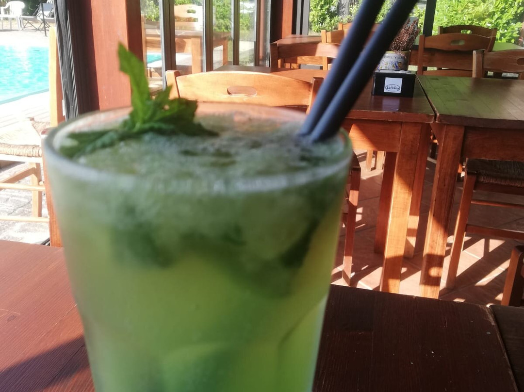 别墅湖泊酒店主图