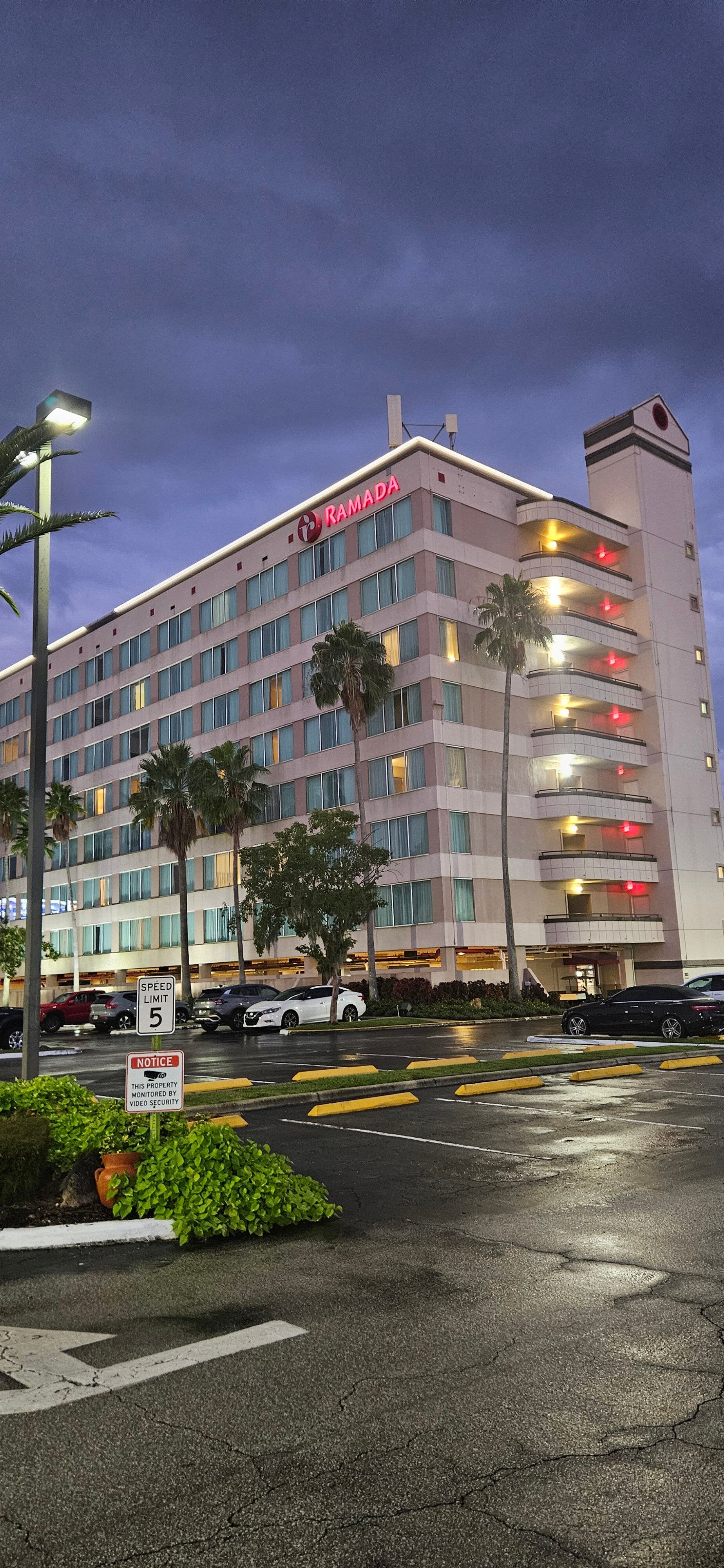 华美达港威酒店-浴室