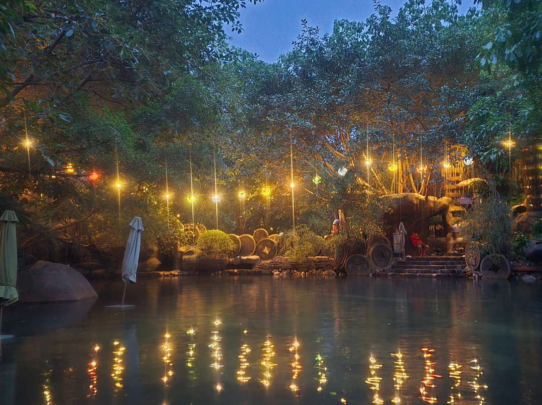 Cong Vien Suoi Khoang Nong Nui Than Tai-岘港必去景点