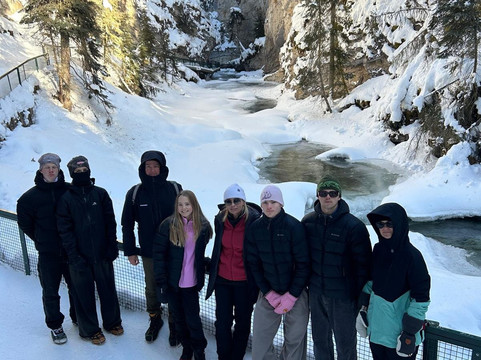 Canadian Rockies Experience-坎莫尔必去景点