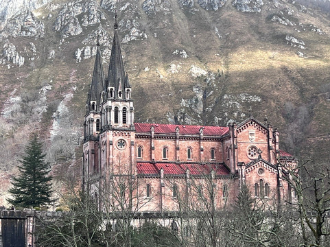 Basilica de Santa Maria la Real de Covadonga-Covadonga必去景点