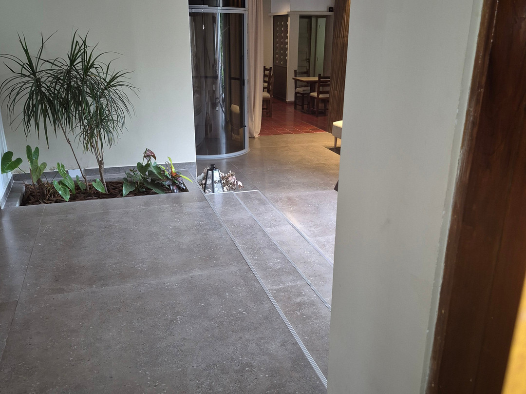 燕子酒店 - 限成人主图