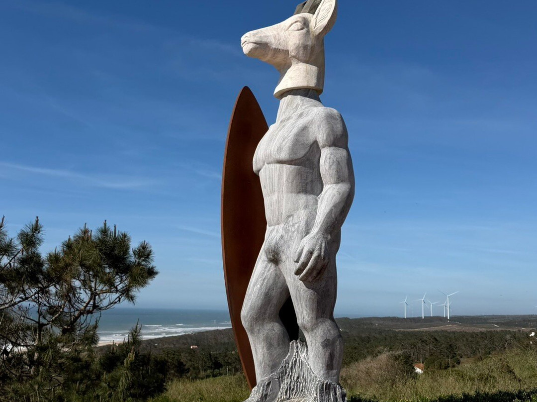Estatua Homenagem aos surfistas e a Nossa Senhora da Nazare.-纳扎雷必去景点