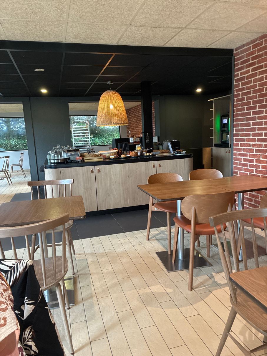 康铂古埃斯努布列斯特酒店-旅行者
