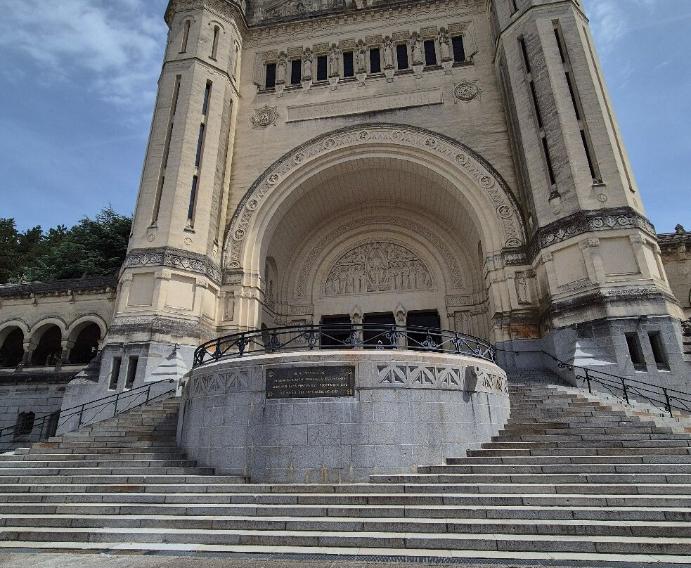 Sanctuaire Sainte Thérèse-Ville de Lisieux必去景点
