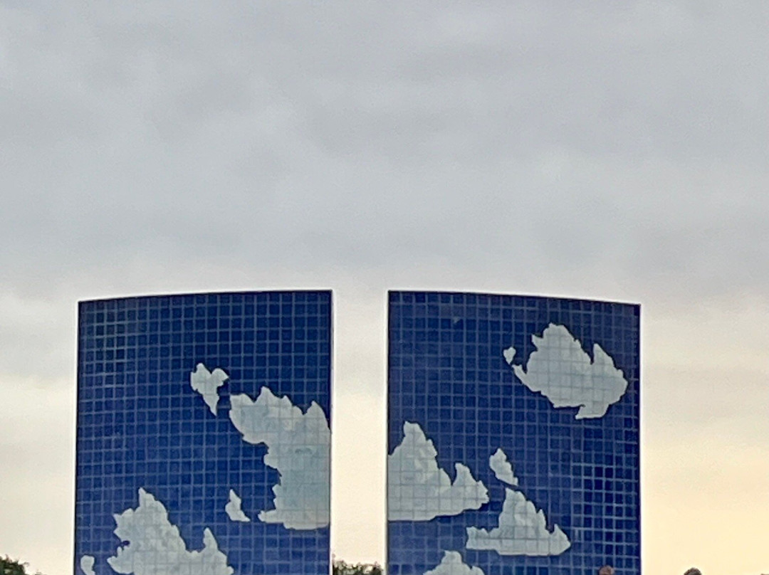 Blue Sky Sculpture-Newton必去景点