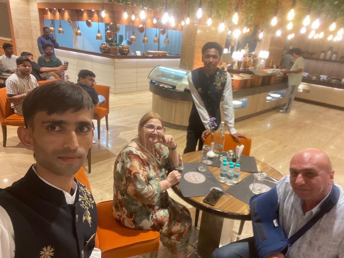 德里NCR克拉克套房酒店-旅行者