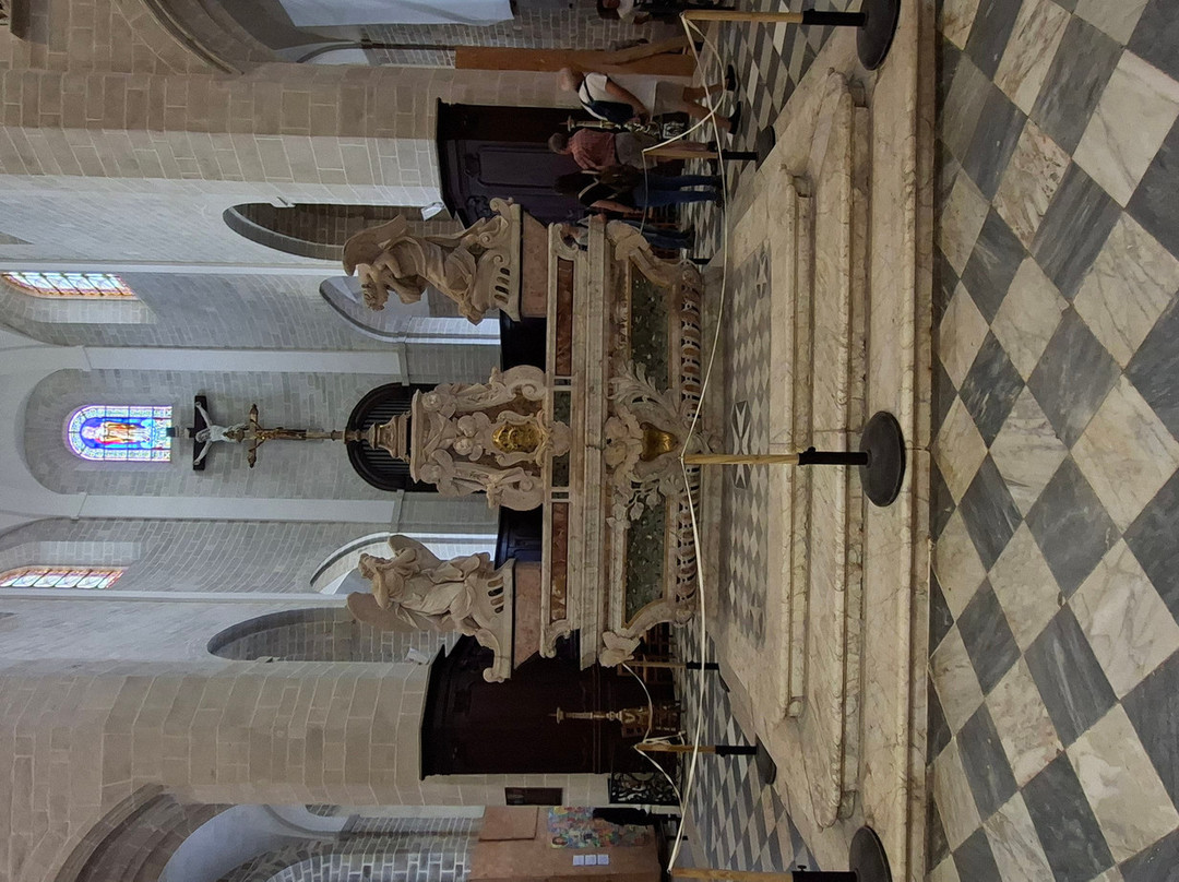 Cathedrale Saint Pierre-瓦讷必去景点