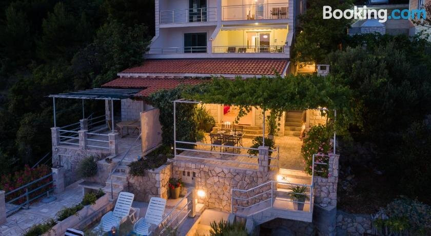 Apartments Ratac Lobrović with Private Beach and Beautiful Sunset