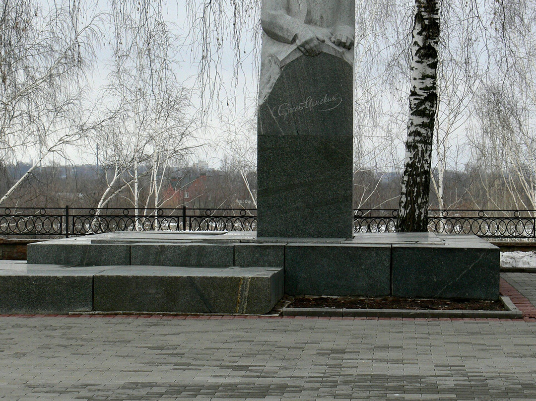 Monument to the Writer Sergeyev-Tsenskiy景点图片