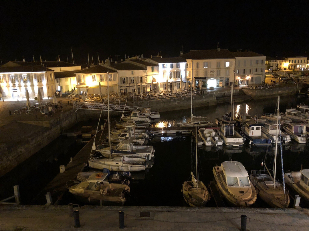 科罗娜酒店主图