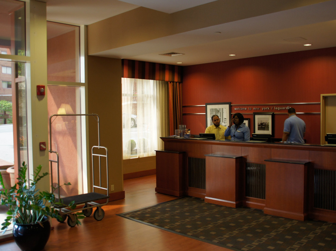 纽约拉瓜迪亚机场汉普顿酒店主图