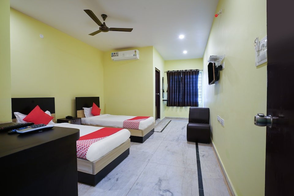 OYO Anuguna Tulasi Grand Near JNTU University Hyderabad主图