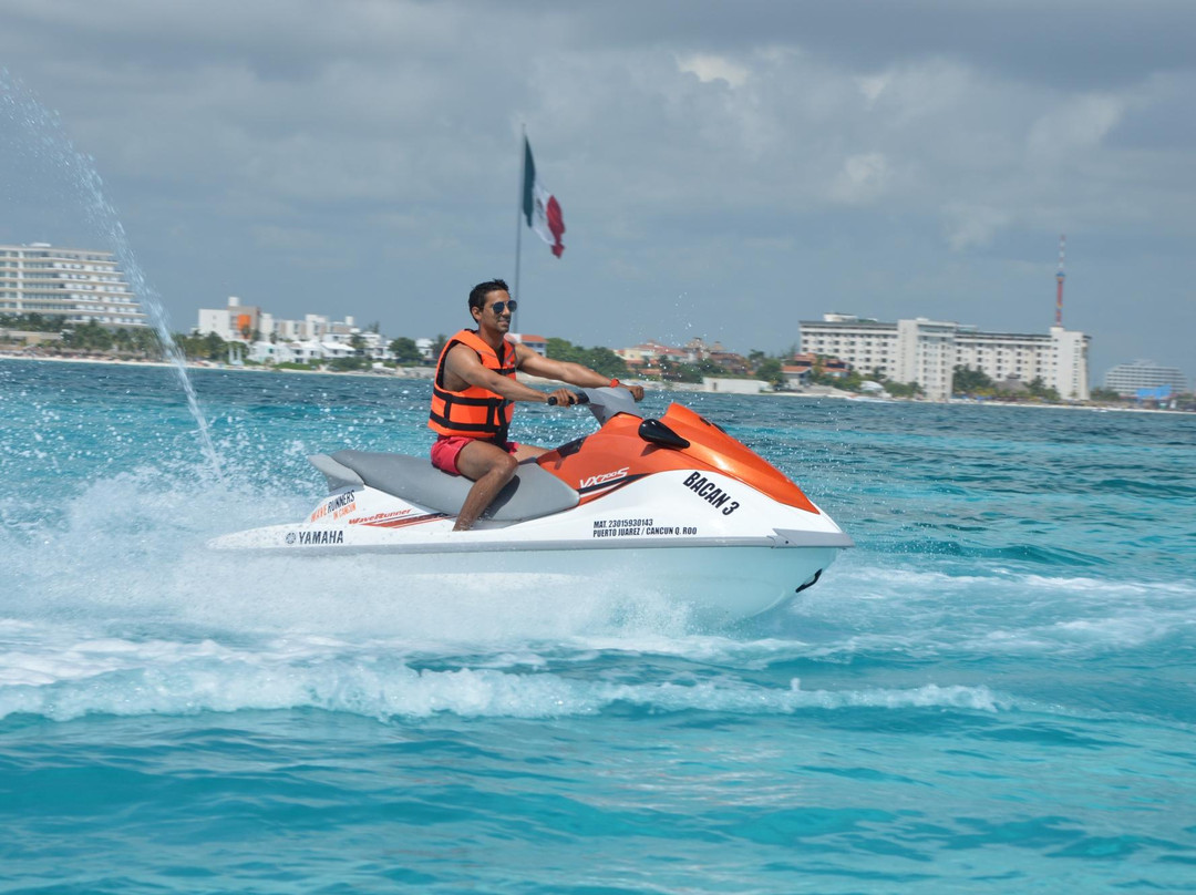 Wave Runners in Cancun-坎昆必去景点