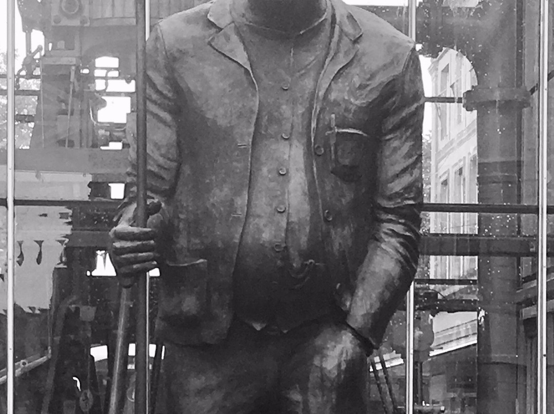 Fred Dibnah Statue景点图片