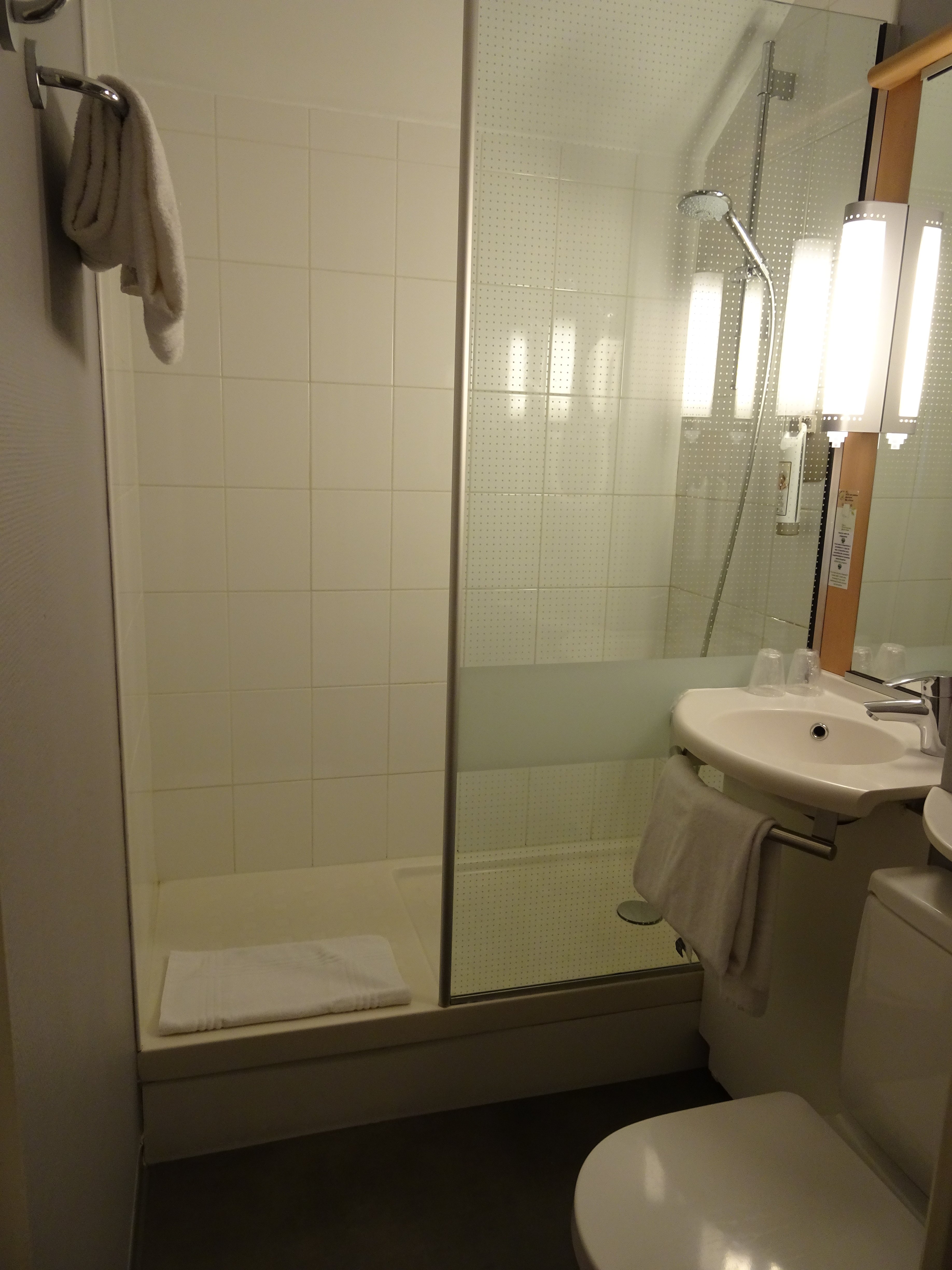 宜必思阿维尼翁中心火车站酒店-浴室